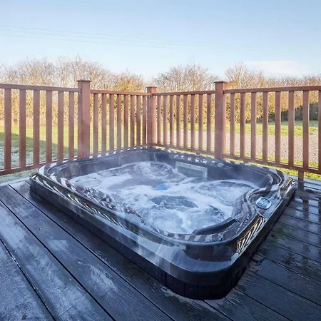 Chalet Hidden Gem With Hot Tub