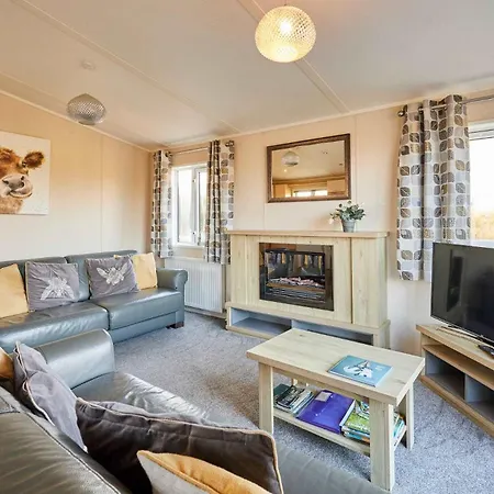 Chalet Hidden Gem With Hot Tub Malton