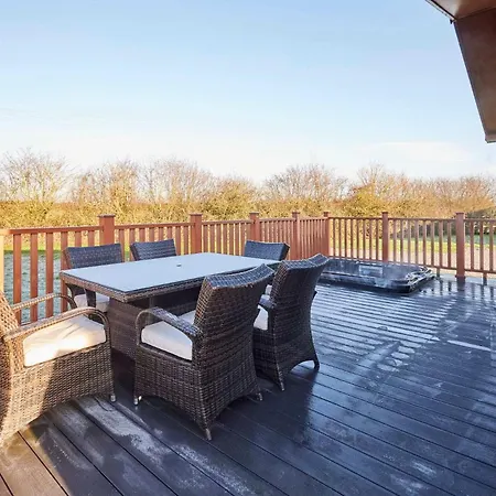 Chalet Hidden Gem With Hot Tub Malton